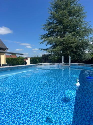Piscina a Villa Rose o a prop