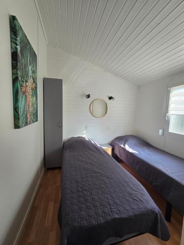 une chambre avec deux lits et une fenêtre dans l'établissement Cap d Agde hébergement 6 personnes avec piscine, à Agde