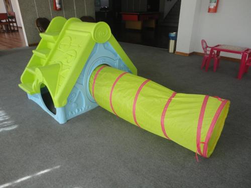 a childs slide in a room with a toy gun at Jóia Hotel in Poços de Caldas