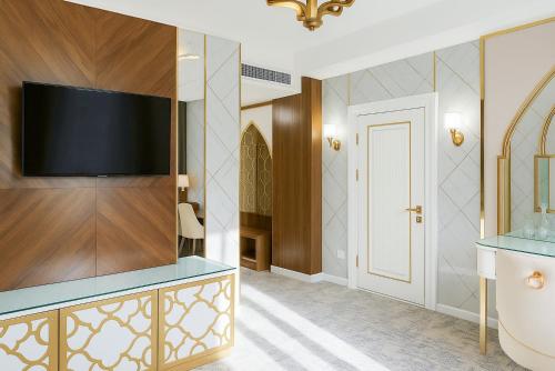 Una televisión o centro de entretenimiento en Siab Hotel