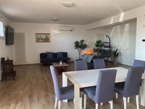 a living room with a table and chairs and a couch at Villa Alexander,Suite Imperiale con idromassaggio in Trarivi