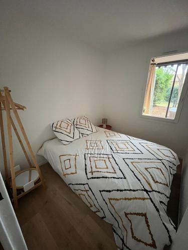 une chambre avec un lit avec une couette et une échelle dans l'établissement T2 les patios de la mer saint cyprien, à Saint Cyprien Plage