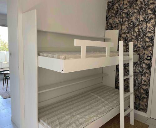 Cette chambre comprend un petit lit superposé blanc. dans l'établissement La Baule-Grands Hotels - 8 min walk to Benoit Beach, à Guérande