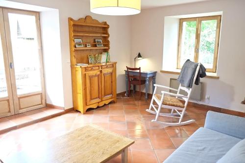 un salon avec un canapé et une table dans l'établissement La Bergerie apartment in an old farmhouse!, à Nâves-Parmelan