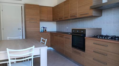 Η κουζίνα ή μικρή κουζίνα στο Villa Caravella di due piani con terrazza vista mare