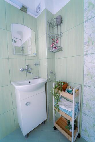 a bathroom with a sink and a mirror at YaVi's Central Apartment in Veliko Tŭrnovo