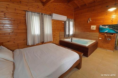 Ένα ή περισσότερα κρεβάτια σε δωμάτιο στο אחוזת ציון - 6 בקתות מדבימות עם בריכה מחוממת ומקורה במתחם