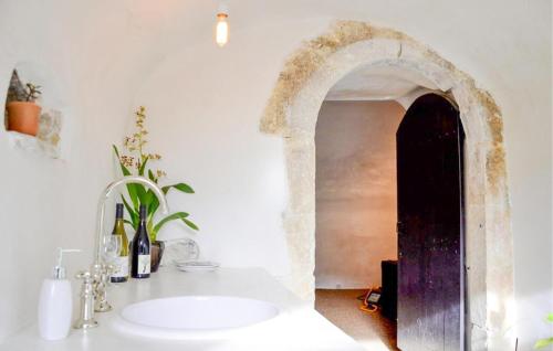 Bilik mandi di Beautiful apartment near Uzes
