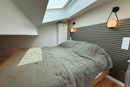 une chambre avec un grand lit dans une pièce dans l'établissement Nice studio in the heart of Old Nice - 4 pers, à Nice