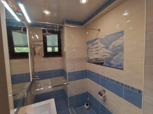 a bathroom with a shower and a sink at Къща за гости АКАЦИЯ in Ravna Gora