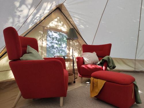 a room with two chairs and a tent at Kleine Freiheit 6- Waldlichtung in Reichendorf