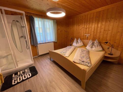 a bedroom with two beds and a bathroom at Steiner`s Ferienwohnung in Winklern