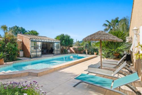 une piscine avec deux chaises et un parasol dans l'établissement LE MAS CECYLAE, à Carqueiranne