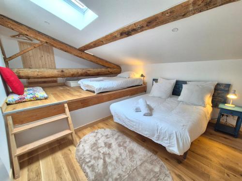 1 Schlafzimmer mit 2 Betten im Dachgeschoss in der Unterkunft Chez Bob - Grange de Charme in Olloix