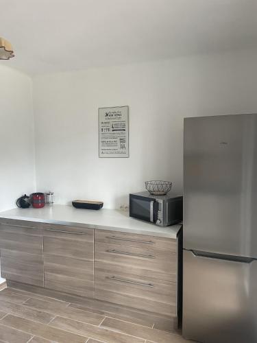 La cuisine est équipée d'un four micro-ondes et d'un réfrigérateur. dans l'établissement Haut de villa, vue mer panoramique, à La Cadière-dʼAzur