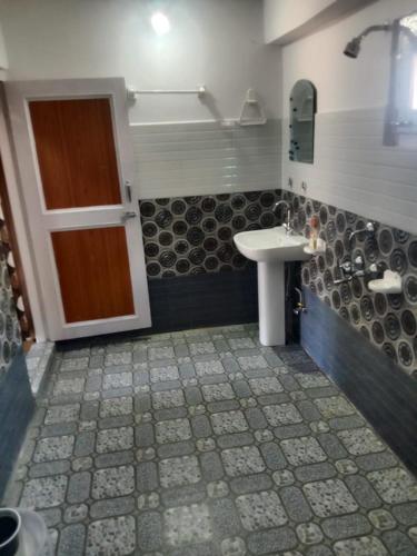Un baño de MNT Homestay Chitkul By Soma Stays