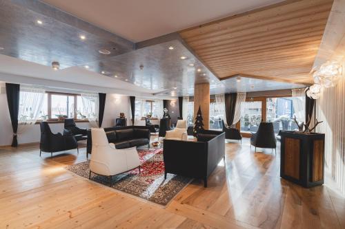 Χώρος καθιστικού στο Chalet Laura Lodge Hotel