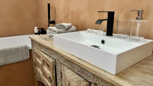 プラン・ド・ラ・トゥールにあるBel Appartement plein centre avec Balcon, climのバスルーム(白いシンク、バスタブ付)