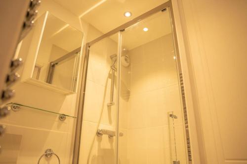 une salle de bain avec une douche avec une porte vitrée dans l'établissement 3 bed apt,central location, parking, garden, 6 pax, à Saint-Gervais-les-Bains