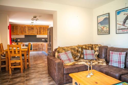 un salon avec un canapé et une table dans l'établissement 3 bed apt,central location, parking, garden, 6 pax, à Saint-Gervais-les-Bains