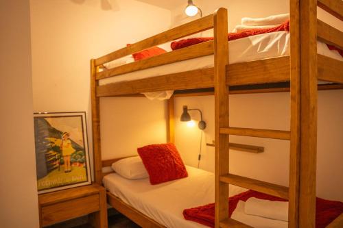 - une chambre avec 2 lits superposés et une échelle dans l'établissement 3 bed apt,central location, parking, garden, 6 pax, à Saint-Gervais-les-Bains