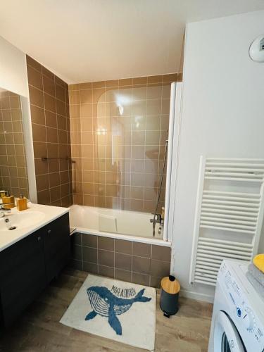 une salle de bain avec une baignoire, un lavabo et une douche dans l'établissement appartement petite ours flaine 2chambres avec wifi, à Flaine