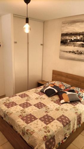 une chambre avec un lit avec deux oreillers dessus dans l'établissement logement 4 couchages dbl parking PROCHE STADE, à Marseille