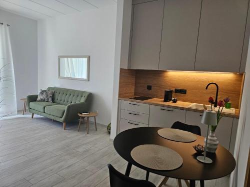 kuchnia i salon ze stołem i kanapą w obiekcie Apartments Cocaletto5 w Rovinj
