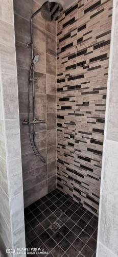 une salle de bain avec une douche avec une porte vitrée dans l'établissement Charmante maison idéale pour une escapade paisible proche de grandes plages, à Grézac