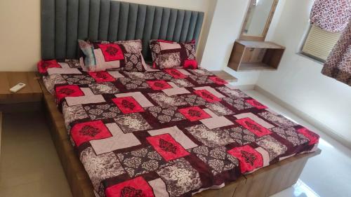 Ένα ή περισσότερα κρεβάτια σε δωμάτιο στο Foodzo Hotel