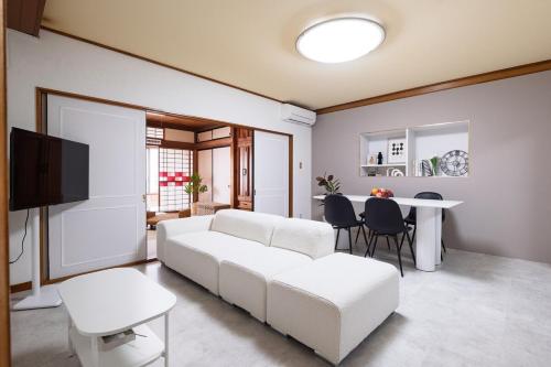 Televisyen dan/atau pusat hiburan di 5 min walk from Matsumoto station Sky View Apartments Spacious 4BDR