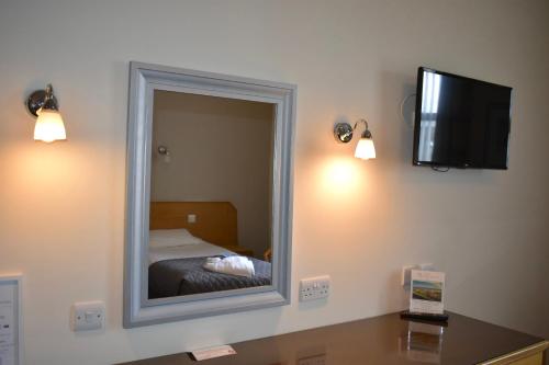 Ein Bett oder Betten in einem Zimmer der Unterkunft The Little Haven Hotel On The Beach