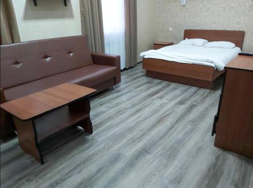 Postel nebo postele na pokoji v ubytování Long haul hotel