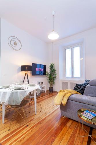 Central 6 min from Duomo Design Apt In Milan
