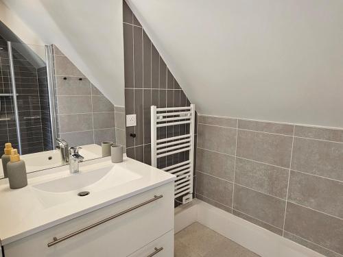 une salle de bain avec un lavabo et un miroir dans l'établissement Beautiful family home, 4 bedrooms, 3 bathrooms, quiet, lovely place, à Deauville