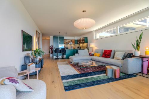 a living room with two couches and a table at Les Terrasses de Lavaux-2 Appartement de Luxe avec Vue Panoramique et Piscine" in Chexbres
