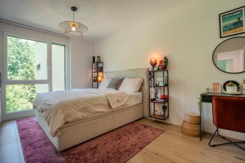 a bedroom with a large bed and a mirror at Les Terrasses de Lavaux-2 Appartement de Luxe avec Vue Panoramique et Piscine" in Chexbres