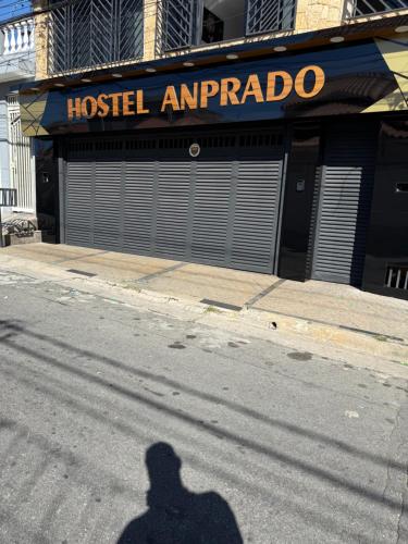 グアルーリョスにあるHostel ANPRADO 6のアンティポリスの病院の前にある人の影