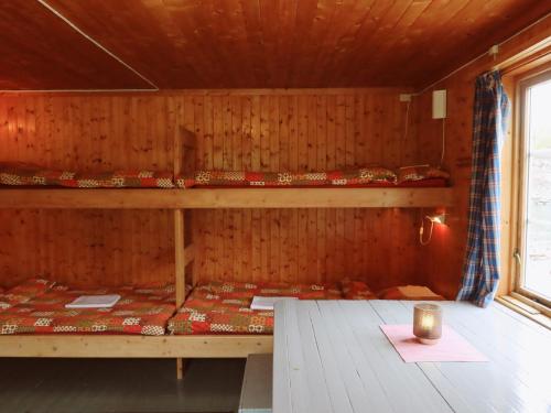 Katil atau katil-katil dalam bilik di Stamsund Hostel