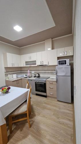 O bucătărie sau chicinetă la Ramonda Apartment
