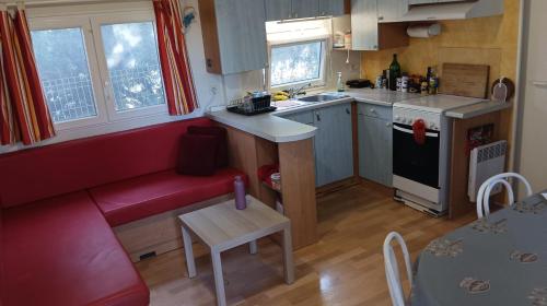 Cuisine ou kitchenette dans l'établissement Family mobile home solar powered near the sea and the airport
