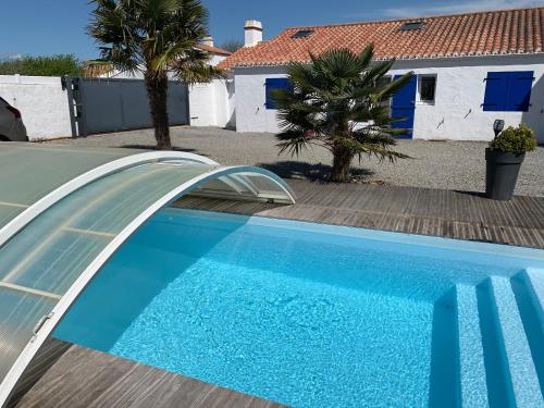 une piscine devant une maison dans l'établissement Maison familiale avec piscine, à Barbâtre