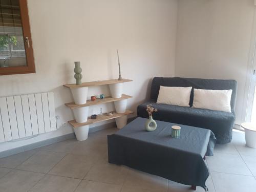 un salon avec un canapé et une table basse dans l'établissement Maisonnette dans hameau provençal, à Cabriès