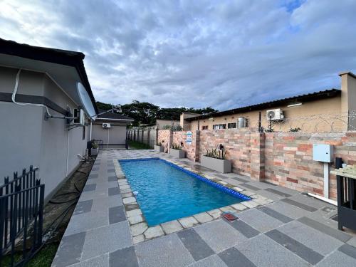 una piscina en un patio al lado de un edificio en Reedbuck Apartments Kitwe, en Kitwe