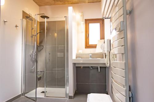 un baño con ducha y lavabo en Gîte Mas Palat, en Gignac