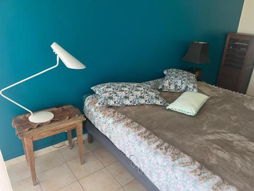 une chambre avec un lit et une table avec une lampe dans l'établissement Le Cannet Rocheville grand 3 pieces 2 terrasses, au Cannet