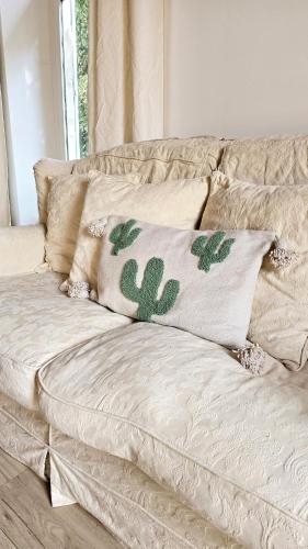 un canapé avec un coussin en forme de cactus dessus dans l'établissement Maison Essentielle, à Tournon-sur-Rhône