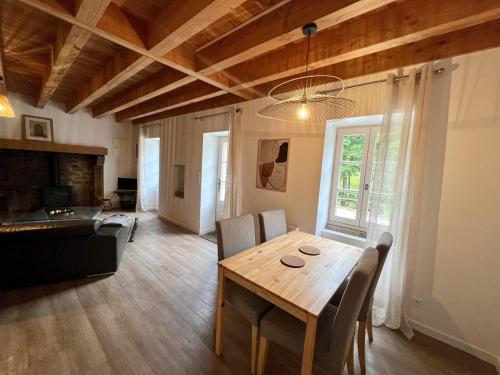 un salon avec une table et des chaises en bois dans l'établissement Lac de Vassivière Petite maison à proximité, à Saint-Julien-le-Petit