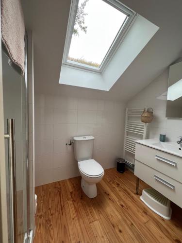 La salle de bains est pourvue de toilettes, d'un lavabo et d'une lucarne. dans l'établissement Lac de Vassivière Petite maison à proximité, à Saint-Julien-le-Petit