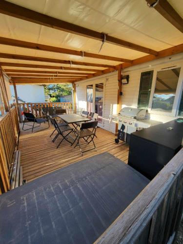 une grande terrasse avec une table et des chaises. dans l'établissement Vidil home, à Saint-Remèze